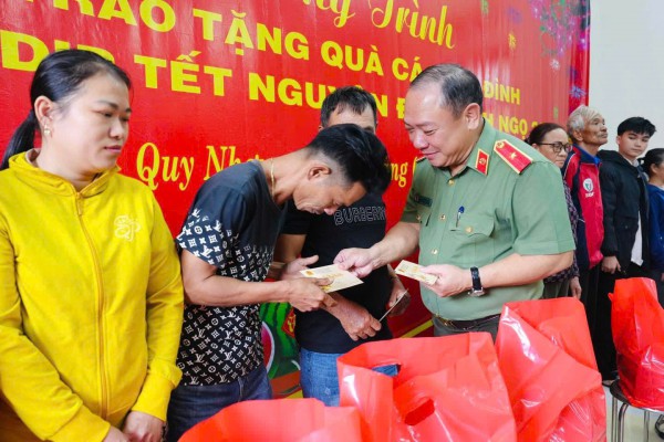 Công an Gia Lai trao 600 suất quà tết cho người dân vùng lũ Hải Minh Công an Gia Lai trao 600 suất quà tết cho người dân vùng lũ Hải Minh