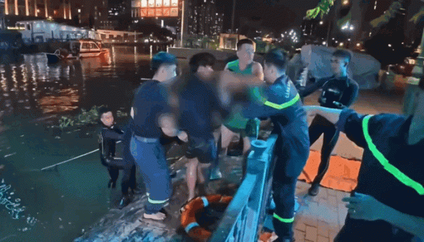 Công an TP.HCM tìm thấy 2 thi thể ở kênh Tàu Hủ Công an TP.HCM tìm thấy 2 thi thể ở kênh Tàu Hủ