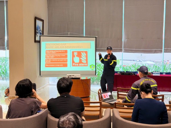 Công an TP.HCM tuyên truyền phòng cháy cho cư dân quốc tế bằng tiếng Anh