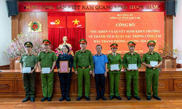 Công an tỉnh Đắk Lắk nhận thư khen về việc triệt phá đường dây lừa đảo ngàn tỉ Công an tỉnh Đắk Lắk nhận thư khen về việc triệt phá đường dây lừa đảo ngàn tỉ