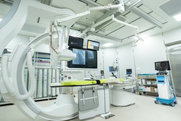 Đầu tư thiết bị y tế tối tân để cứu người bệnh