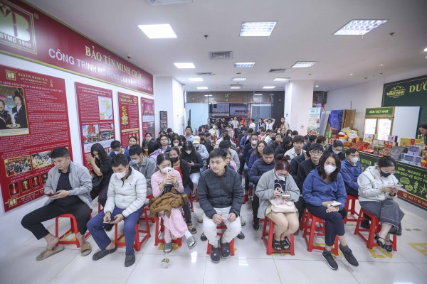 Dậy từ tờ mờ sáng 'săn' tượng ngựa bằng vàng trong ngày vía Thần tài