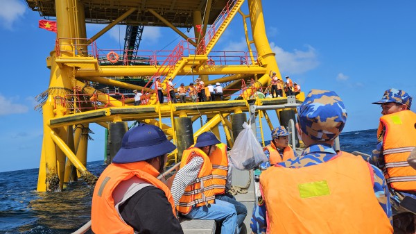 Đu dây lên nhà giàn DK1: Trải nghiệm không quên giữa trùng khơi Đu dây lên nhà giàn DK1: Trải nghiệm không quên giữa trùng khơi