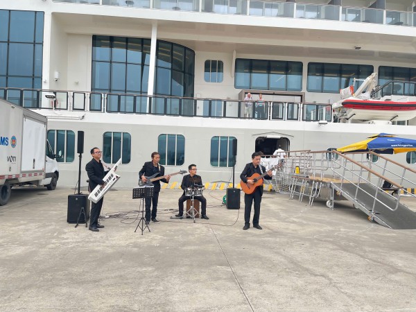 Du khách tàu biển đến vịnh Hạ Long được chào đón bằng âm nhạc