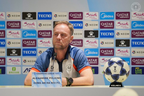 HLV Polking nói sự thật về Tampines Rovers, Văn Hậu phát biểu cực hay ‘CLB CAHN sẽ…’