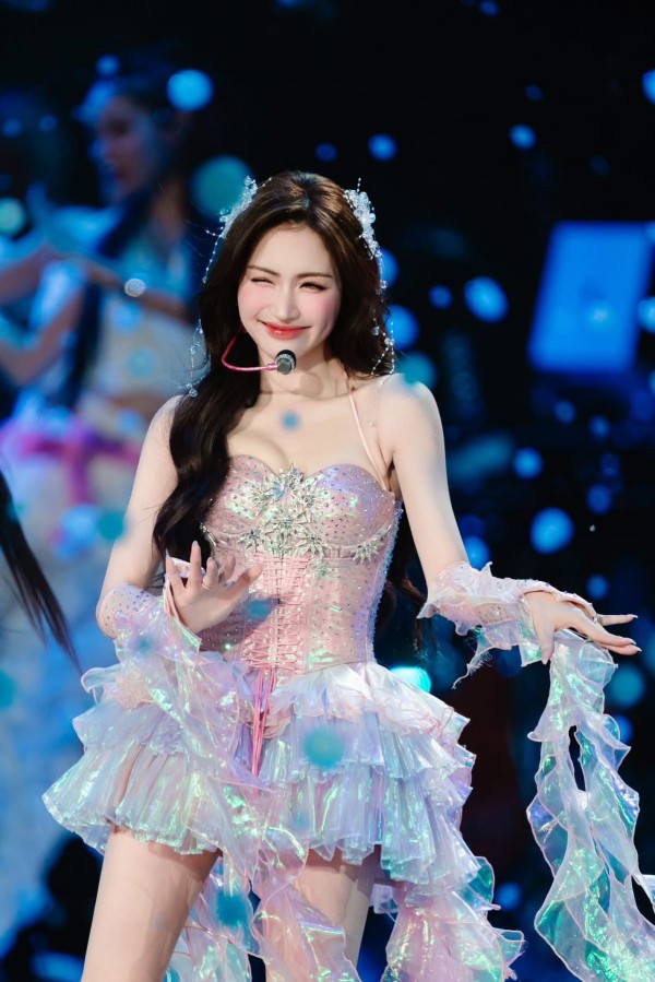Hoà Minzy biến hoá phong cách từ hiện đại đến truyền thống trong fan concert 