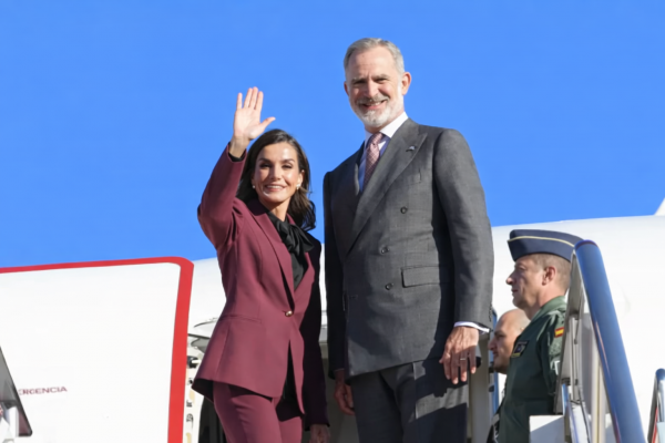 Hoàng hậu Letizia của Tây Ban Nha và dấu ấn thời trang với sắc rượu vang