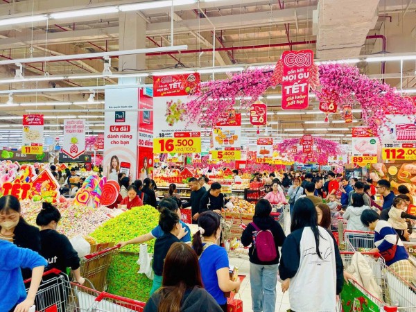 Khách hàng kéo đến siêu thị mua sắm ngày 21 tháng chạp Tết Bính Ngọ