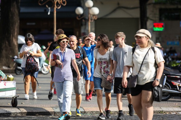 Khách quốc tế đến Việt Nam đông chưa từng có