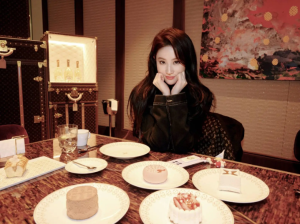 Lưu Diệc Phi gây chú ý với phong cách thời trang đời thường nhẹ nhàng, tinh tế Lưu Diệc Phi gây chú ý với phong cách thời trang đời thường nhẹ nhàng, tinh tế