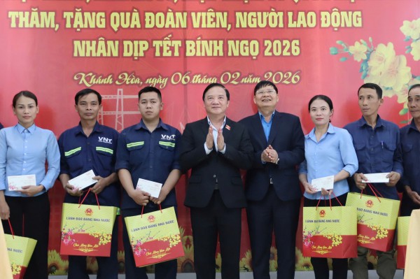 Phó chủ tịch Quốc hội trao quà tết cho người khó khăn tại Khánh Hòa