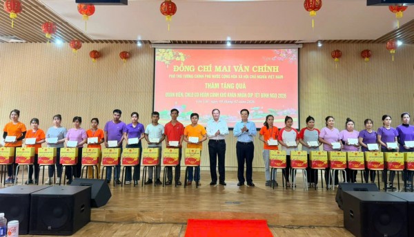 Phó thủ tướng Mai Văn Chính trao quà tết cho người lao động Tây Ninh