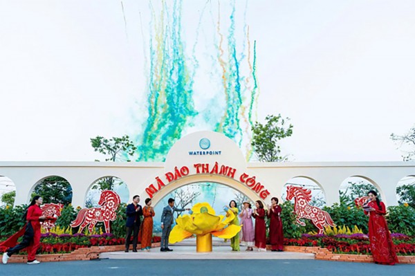 Sắc xuân tại Waterpoint: Hàng ngàn du khách say lòng trước đường hoa rạng rỡ