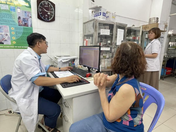 TP.HCM quy định lương bác sĩ, điều dưỡng cao tuổi làm tại trạm y tế