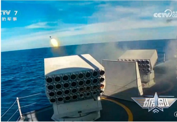 Tàu chiến Trung Quốc cảnh báo máy bay nước ngoài gần Đài Loan bằng tên lửa?