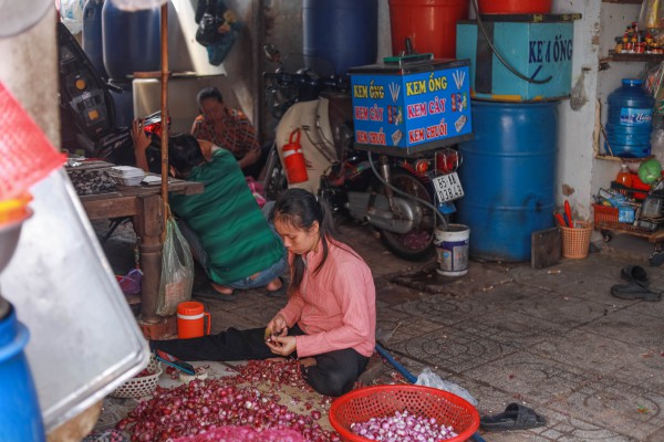 Tết lạ 'xóm chảy nước mắt' ở TP.HCM: Vì sao nhiều người bỏ nghề?