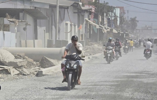 Thi công đường Lò Lu, người dân 'sống chung với bụi' suốt nhiều tháng