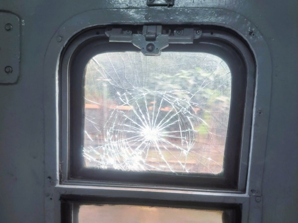 Thiếu niên 12 tuổi ném đá vỡ kính cửa toa tàu hỏa