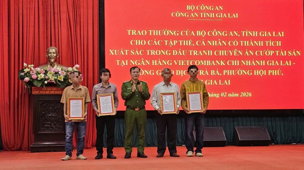 Thưởng nóng 5 người dân giúp phá nhanh vụ cướp ngân hàng tại Gia Lai