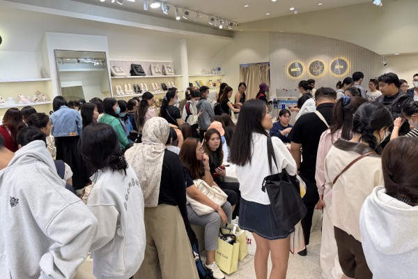 Tối cuối năm, phố thời trang TP.HCM 'vỡ trận' vì người dân sắm tết