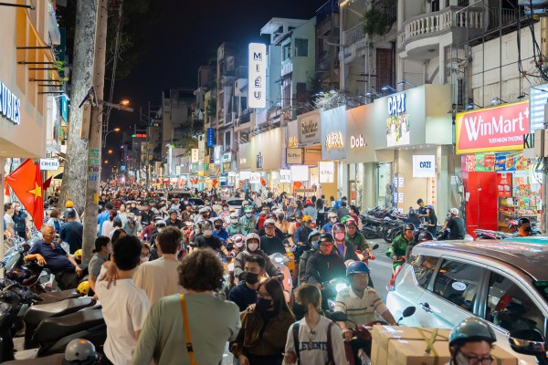 Tối cuối năm, phố thời trang TP.HCM 'vỡ trận' vì người dân sắm tết