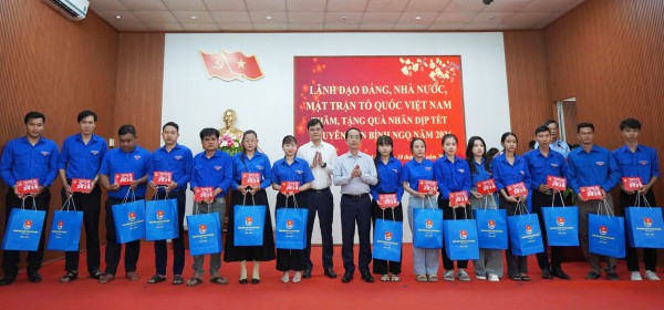 Ủy viên Bộ Chính trị Nguyễn Thanh Nghị tặng quà tết ở Cà Mau