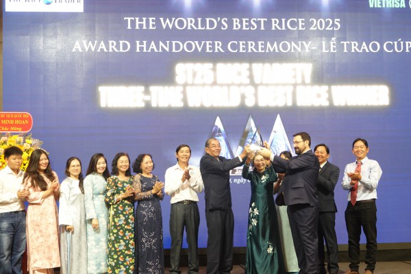 Vì sao sau 3 tháng đoạt giải, gạo ST25 mới nhận cúp 'Gạo ngon nhất thế giới'?