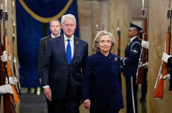 Vợ chồng cựu Tổng thống Mỹ Clinton đồng ý điều trần vụ hồ sơ Epstein Vợ chồng cựu Tổng thống Mỹ Clinton đồng ý điều trần vụ hồ sơ Epstein