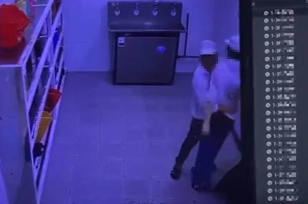 Vụ công nhân bị bắt vì sàm sỡ đồng nghiệp: Làm gì để tự bảo vệ mình?