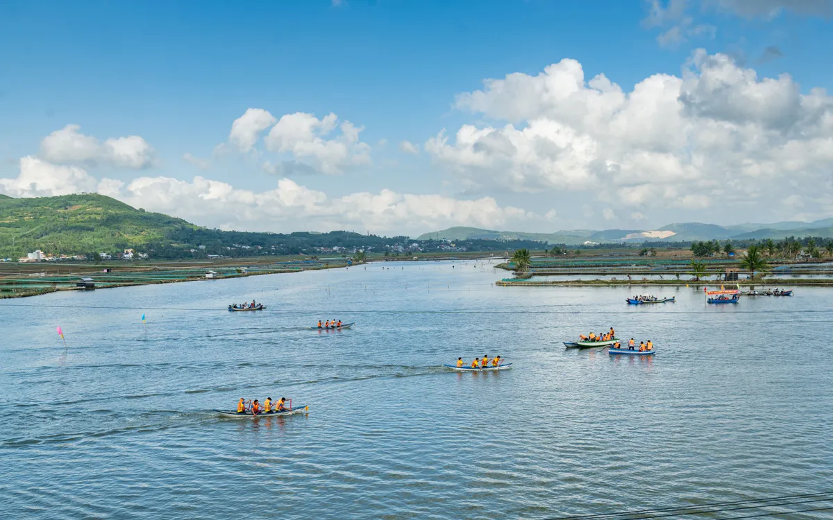 Rộn ràng hội đua thuyền Đầm Ô Loan.