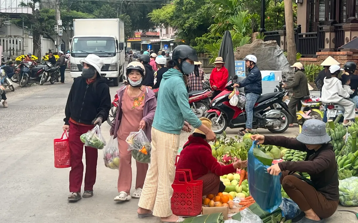 Giữ nếp Tết trong phiên chợ đầu năm.