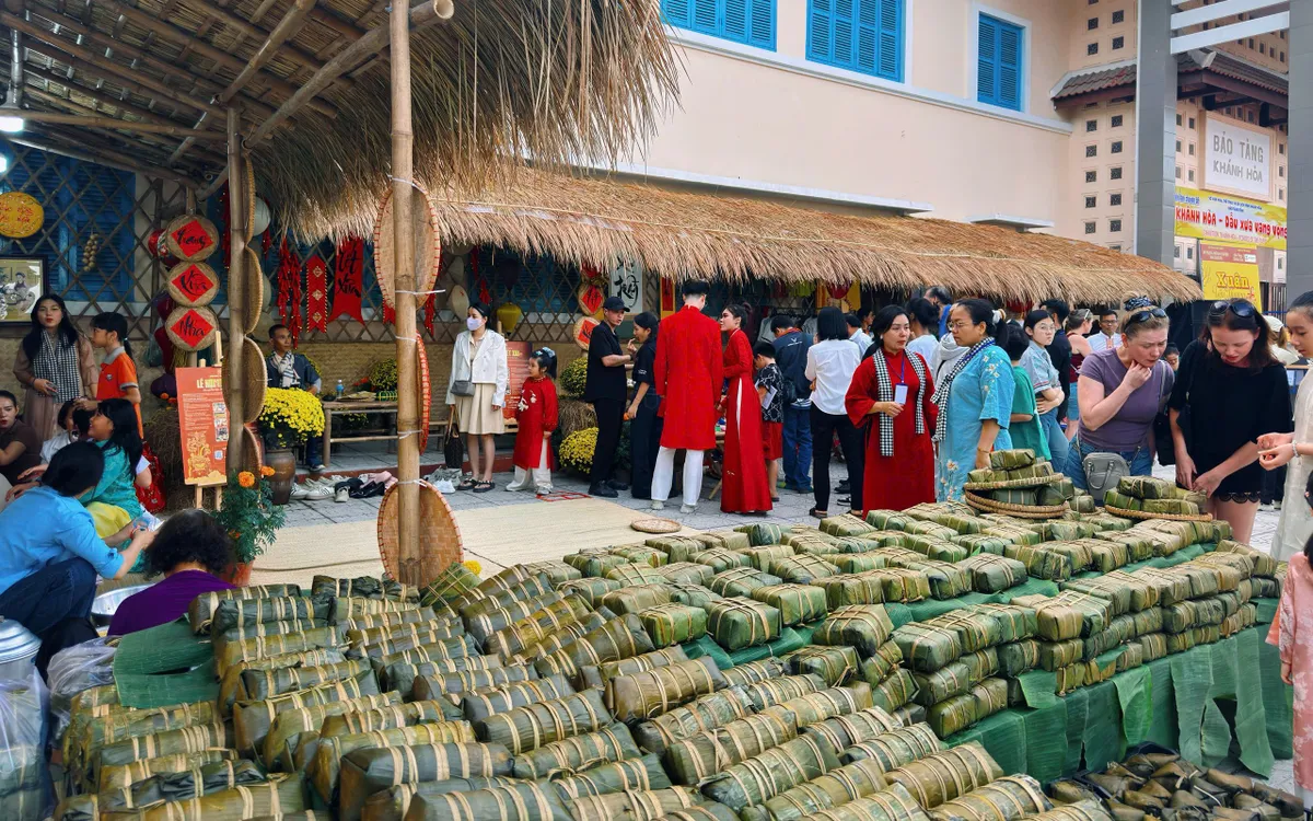 1.200 bánh chưng, bánh tét được Bảo tàng Khánh Hòa trao tặng qua chương trình “Xuân yêu thương”, gửi Tết ấm áp tới người khó khăn .