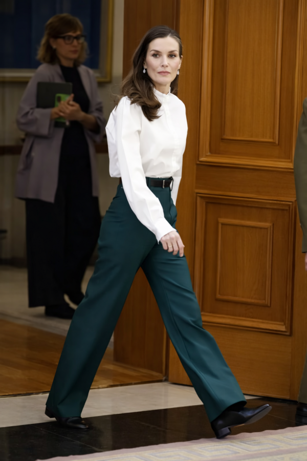 Hoàng hậu Letizia của Tây Ban Nha gợi ý 3 công thức mặc đẹp, thanh lịch năm 2026