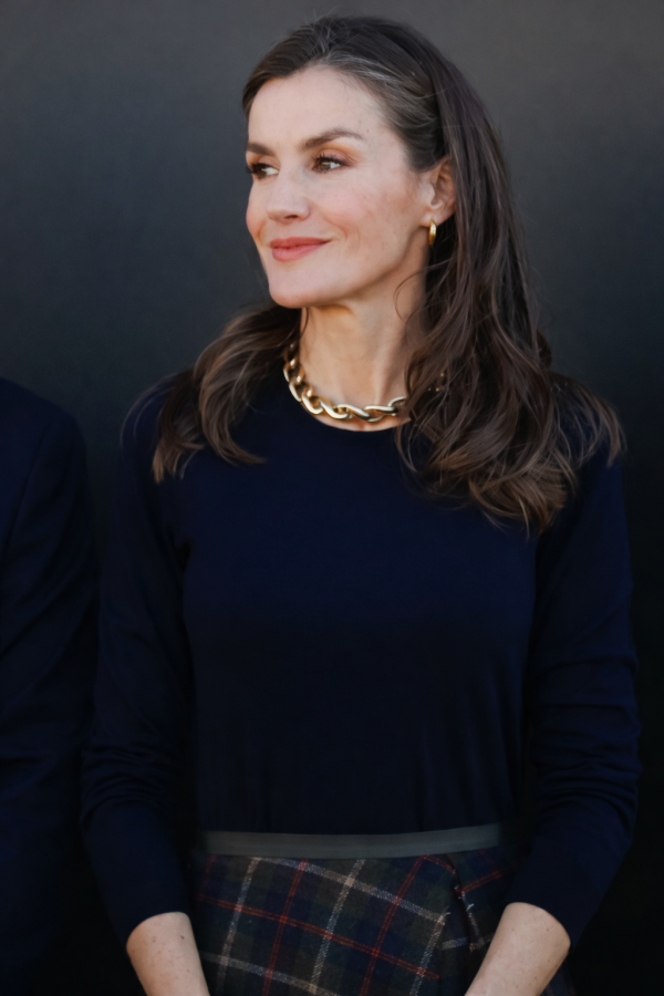 Hoàng hậu Letizia của Tây Ban Nha gợi ý 3 công thức mặc đẹp, thanh lịch năm 2026