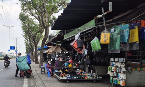 Đồng phục shipper, xe ôm công nghệ bán tràn lan: Mua về mặc có phạm luật?