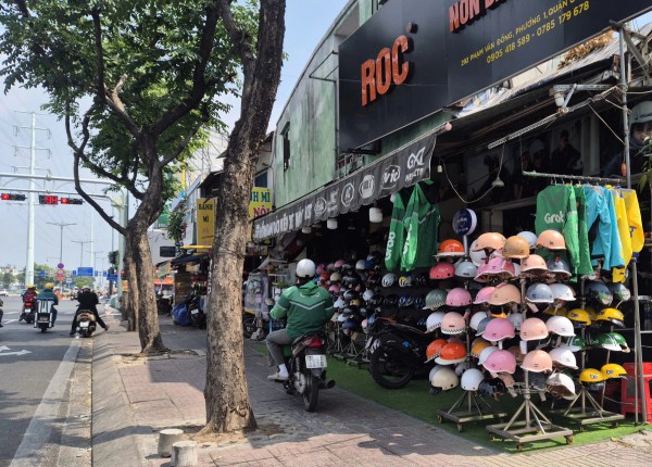 Đồng phục shipper, xe ôm công nghệ bán tràn lan: Mua về mặc có phạm luật?