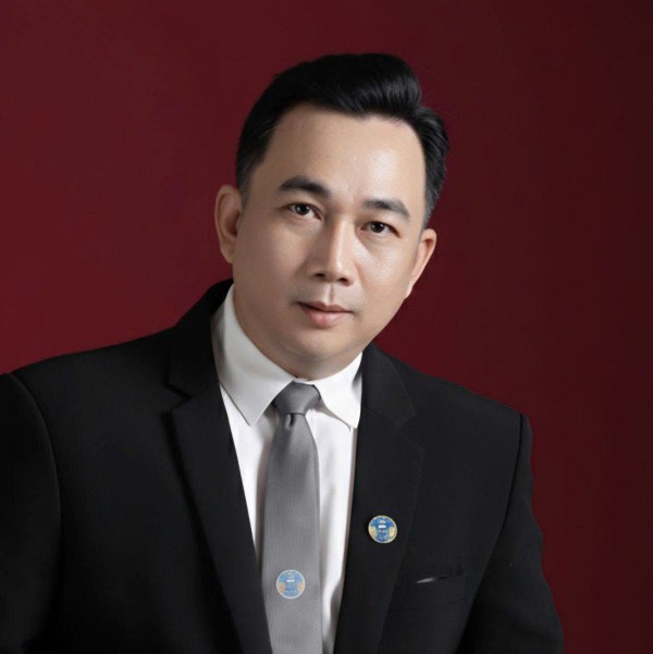 Đồng phục shipper, xe ôm công nghệ bán tràn lan: Mua về mặc có phạm luật?