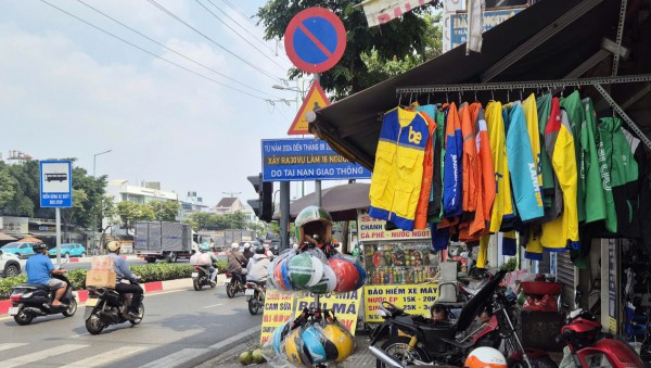 Đồng phục shipper, xe ôm công nghệ bán tràn lan: Mua về mặc có phạm luật?