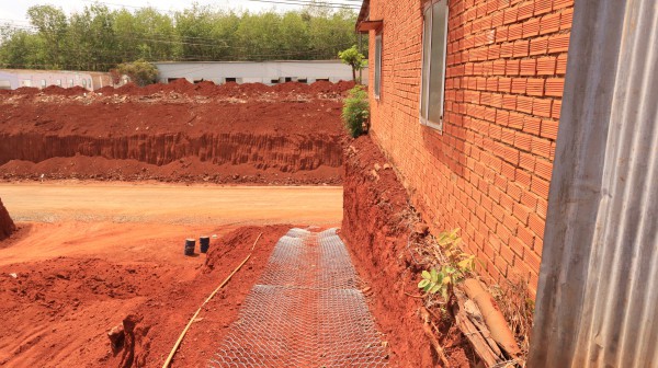 Nhiều nhà dân chênh vênh bên mép vực sâu: Quản lý công trình nói gì?