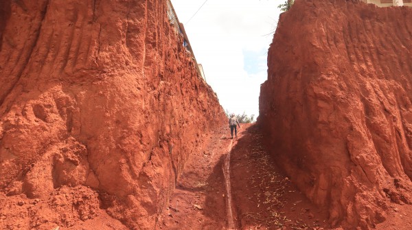 Nhiều nhà dân chênh vênh bên mép vực sâu: Quản lý công trình nói gì?