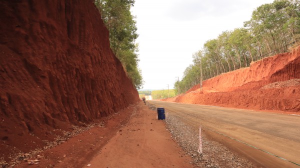 Nhiều nhà dân chênh vênh bên mép vực sâu: Quản lý công trình nói gì?