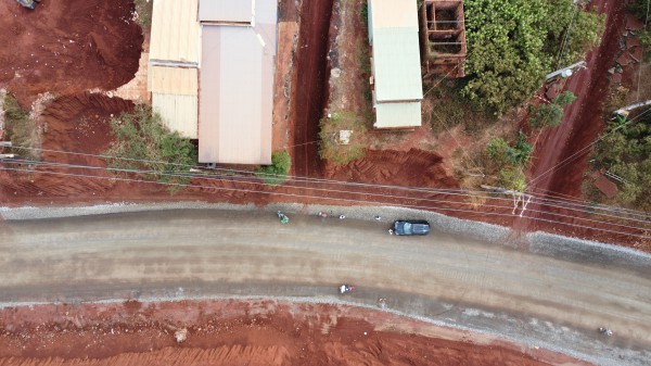 Hạ cốt nền đường ở Đồng Nai, nhiều nhà dân chênh vênh bên mép vực sâu