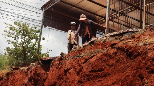 Hạ cốt nền đường ở Đồng Nai, nhiều nhà dân chênh vênh bên mép vực sâu