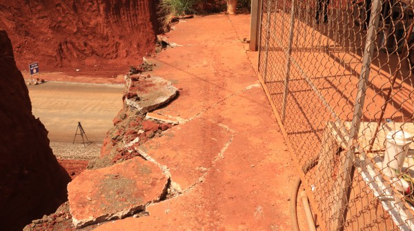 Hạ cốt nền đường ở Đồng Nai, nhiều nhà dân chênh vênh bên mép vực sâu