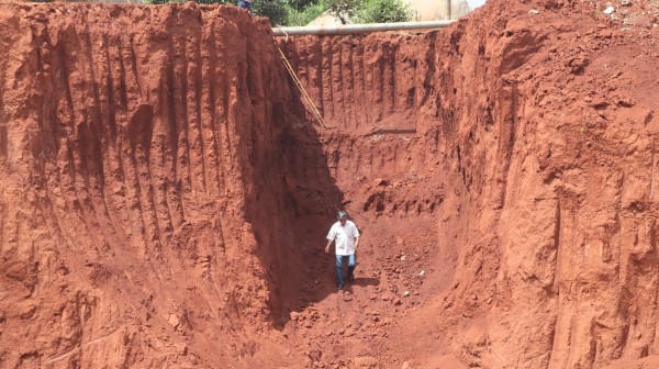 Hạ cốt nền đường ở Đồng Nai, nhiều nhà dân chênh vênh bên mép vực sâu