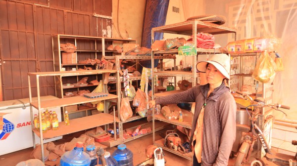 Hạ cốt nền đường ở Đồng Nai, nhiều nhà dân chênh vênh bên mép vực sâu