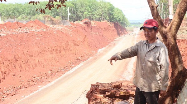 Hạ cốt nền đường ở Đồng Nai, nhiều nhà dân chênh vênh bên mép vực sâu