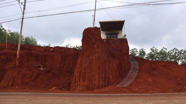 Hạ cốt nền đường ở Đồng Nai, nhiều nhà dân chênh vênh bên mép vực sâu