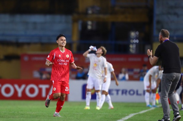 CLB CAHN bứt phá mạnh mẽ, ai cản nổi thầy trò HLV Polking? CLB CAHN bứt phá mạnh mẽ, ai cản nổi thầy trò HLV Polking?