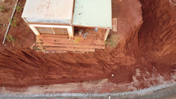 Hạ cốt nền đường, nhà dân chênh vênh bên mép vực sâu: Trách nhiệm thuộc về ai? Hạ cốt nền đường, nhà dân chênh vênh bên mép vực sâu: Trách nhiệm thuộc về ai?